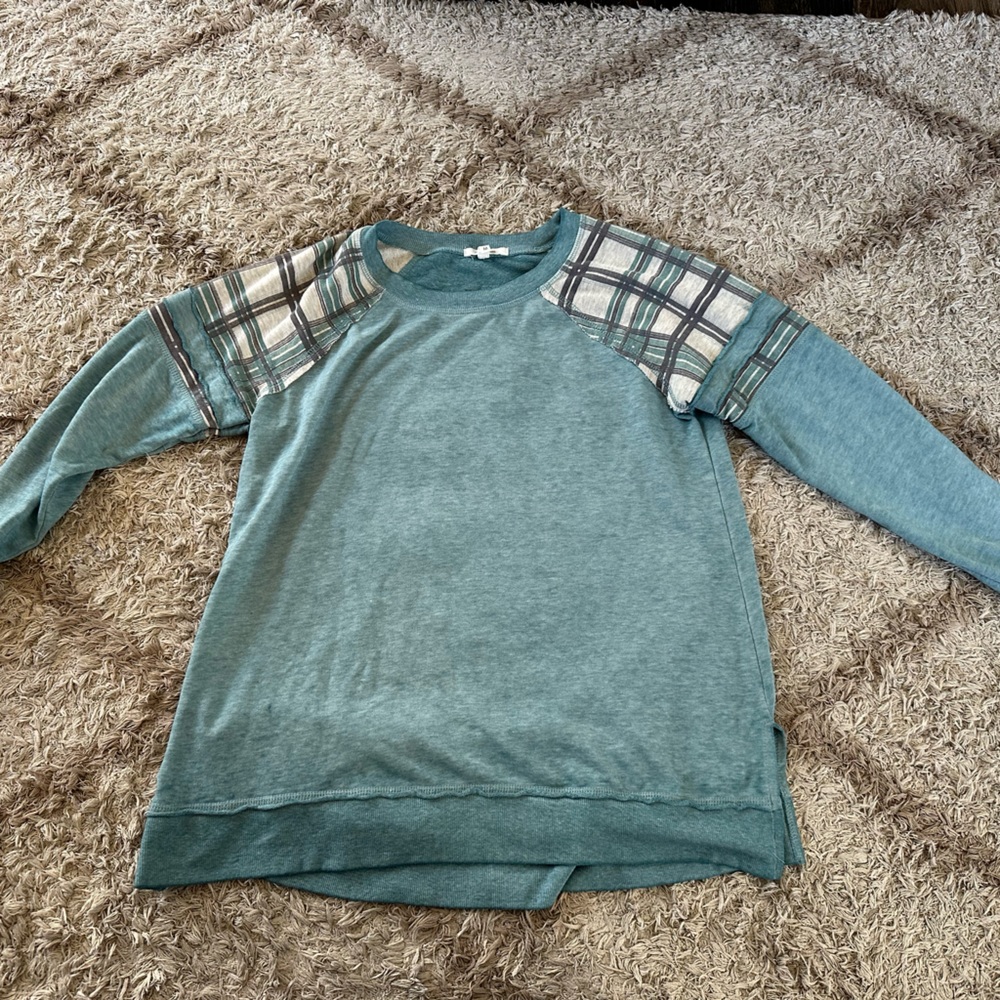 Woman’s medium turquoise long sleeve thin sweatshirt